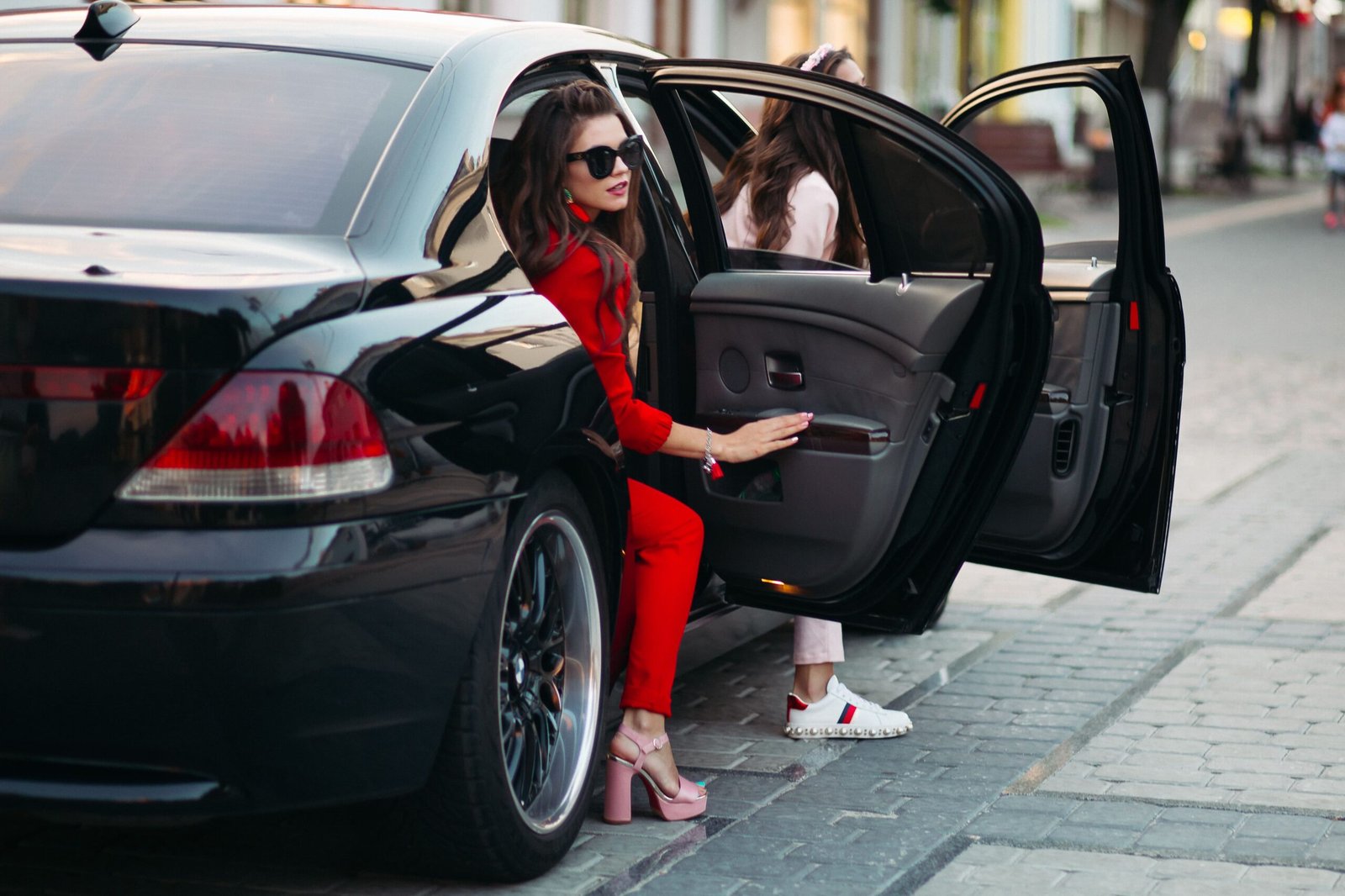 Best 5 seater cars from katara for comfortable doha airport pickups