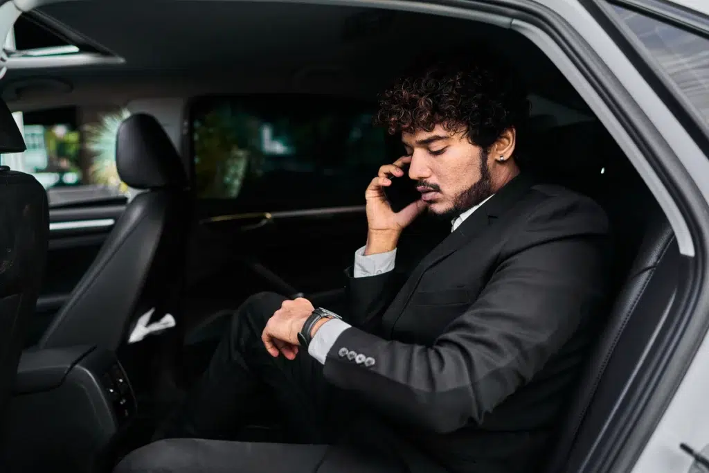 Exploring Qatar in Comfort: Private Chauffeur vs. Regular Taxi Services